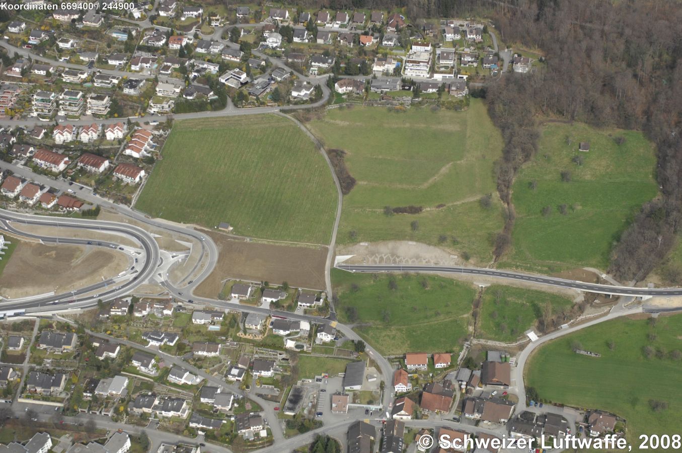 'Kreisel Zufikon' nach der Eröffnung Mitte 2008, Anschlussstelle Mutschellen A20/A4. Oben rechts Zufikon-Hammergut (Haltestelle BDB). Position: 2'669'381.92, 1'244'983.51